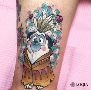 Tatuaje perro en el brazo Hannah Mai